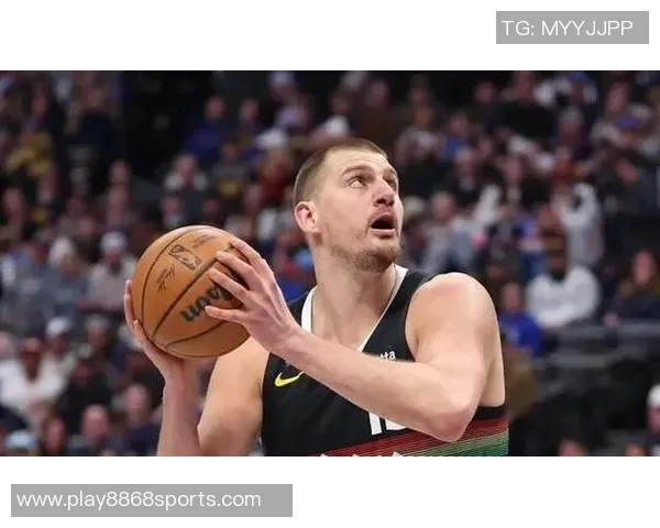 约基奇底线运球转身秀技艺精妙甩传助攻令人惊叹 约基奇底线运球转身秀技艺精妙甩传助攻令人惊叹